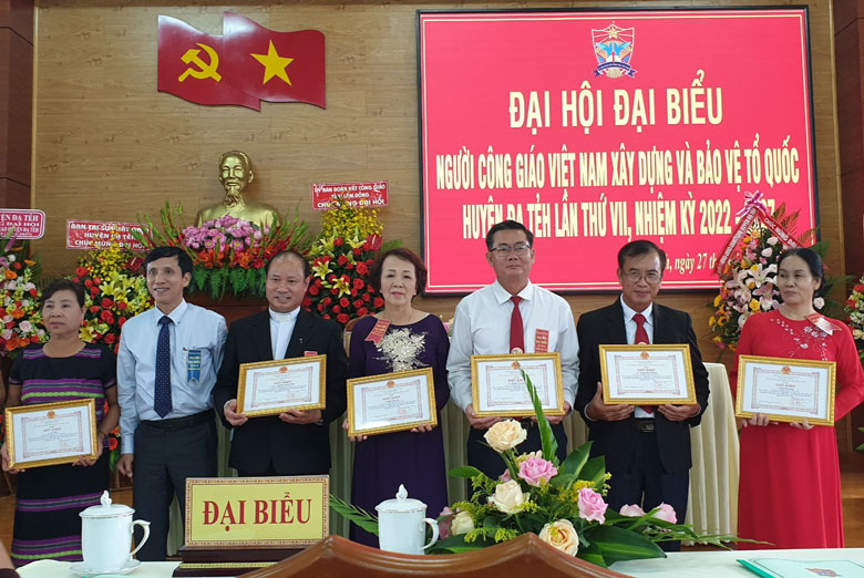 Đồng chí Nguyễn Mạnh Việt - Quyền Bí thư Huyện ủy Đạ Tẻh tặng giấy khen cho các cá nhân