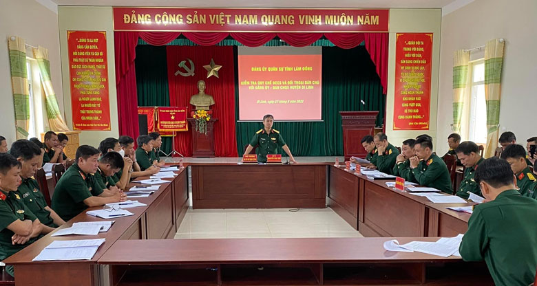 Đại tá Nguyễn Văn Sơn - Phó Chính ủy, Bộ CHQS tỉnh kết luận tại buổi sinh hoạt đối thoại với cán bộ, chiến sỹ Ban CHQS huyện Di Linh