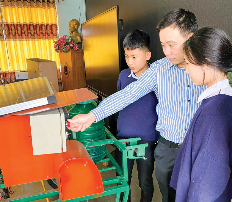 Thầy và trò Trường THCS Ka Đô sáng tạo thiết bị giúp ích cho nông nghiệp địa phương