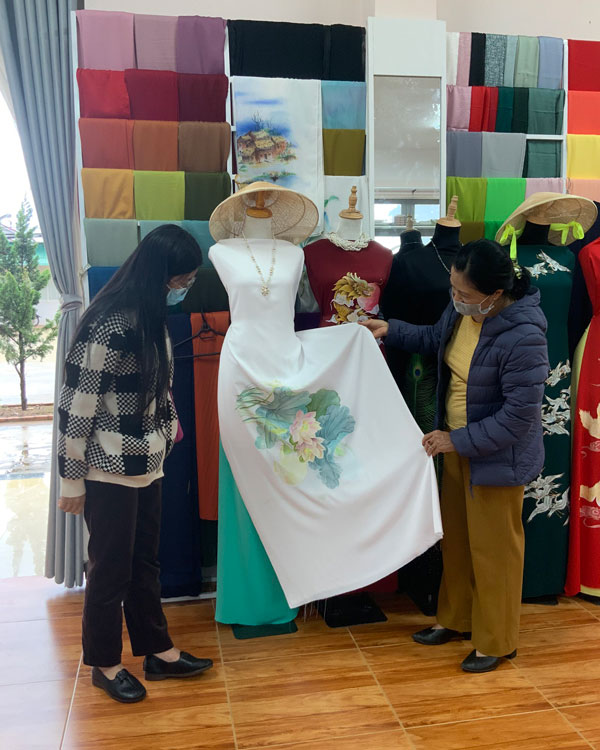 Khách hàng bên tà áo dài mang nét đẹp văn hóa người Việt