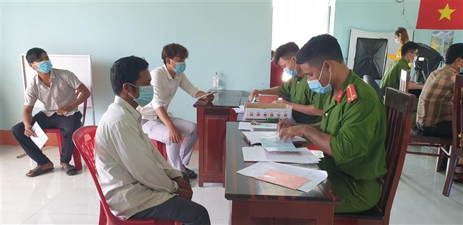 Công an xã Ia Dreh, huyện Krông Pa (Gia Lai) thường trực 24/24h tại địa điểm làm căn cước công dân để tiếp nhận hồ sơ của người dân