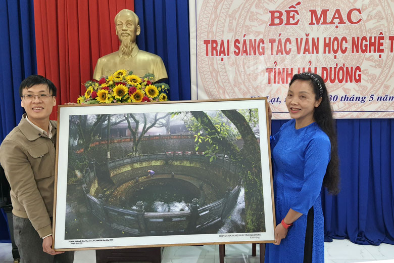 Bà Trương Thị Thương Huyền - Chủ tịch Hội VHNT Hải Dương tặng tranh cho Nhà sáng tác Đà Lạt