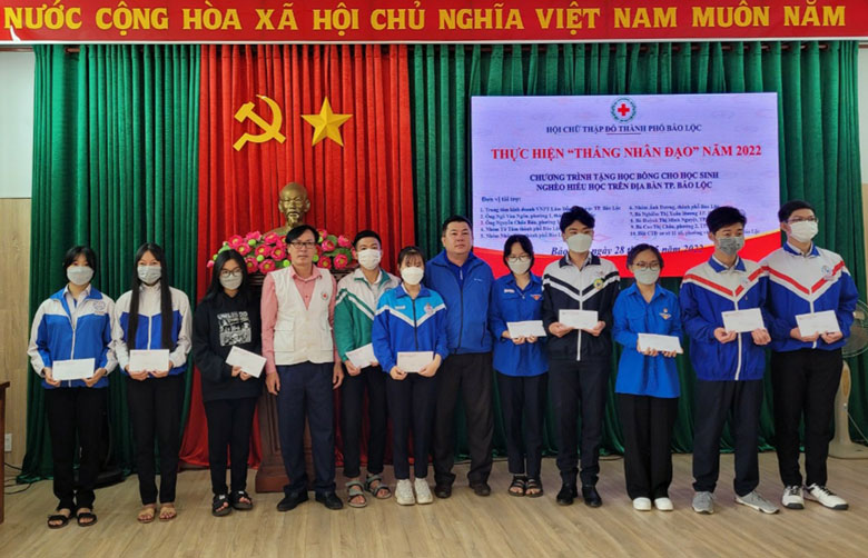 Trao tặng học bổng cho các em học sinh nghèo vượt khó TP Bảo Lộc