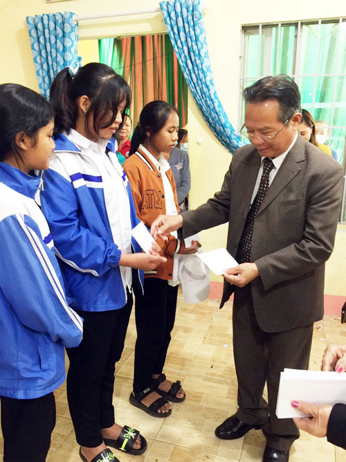 Chủ tịch Hội Khuyến học tỉnh Nguyễn Xuân Ngọc trao học bổng cho các học sinh 