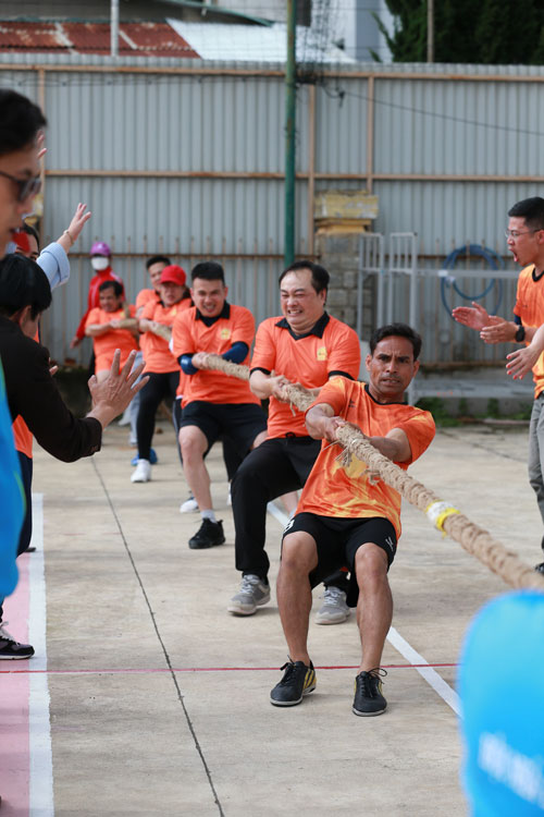 Đội Lâm Đồng nổ lực thi đấu trong cuộc thi kéo co