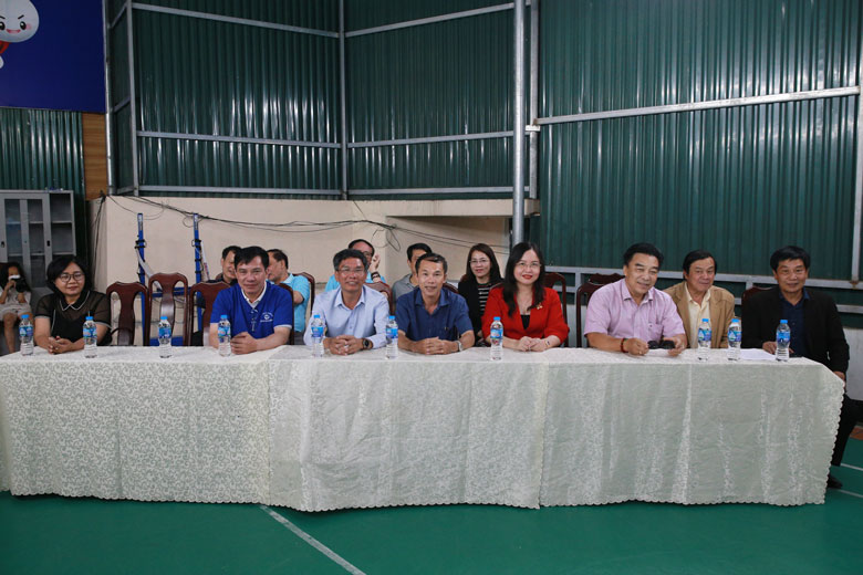 Các đồng chí lãnh đạo báo chí Khu vực Tây Nguyên và các tỉnh dự lễ bế mạc Hội thao