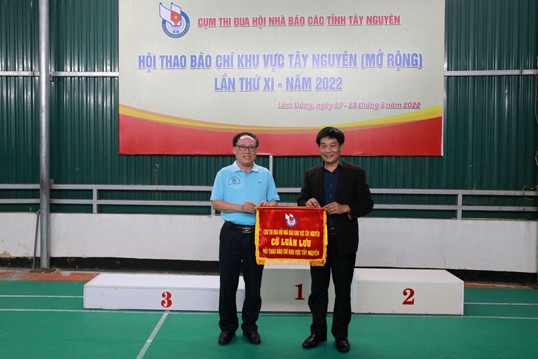 Chủ tịch Hội Nhà báo Lâm Đồng trao cờ luân lưu cho Hội Nhà báo tỉnh Đắk Lắk 
