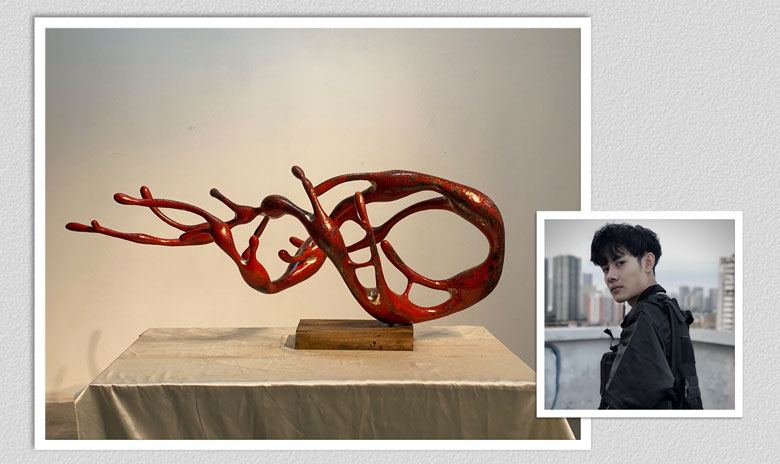 Điêu khắc gia Lưu Văn Liêm. Anh thường thể hiện những năng lượng tích cực trong các tác phẩm về sự sống, sự phát triển, sự tiến hóa…