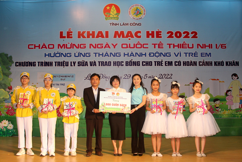 Trao 1 tủ sách với 1.000 đầu sách của Ban Liên lạc cựu cán bộ Đoàn khu VI cho Trung tâm Hoạt động thanh thiếu nhi tỉnh Lâm Đồng