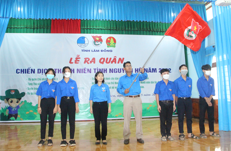 Anh Ndu Ha Biên – Phó Bí thư Tỉnh Đoàn cùng tuổi trẻ Cát Tiên phát động ra quân Chiến dịch Thanh niên tình nguyện hè năm 2022
