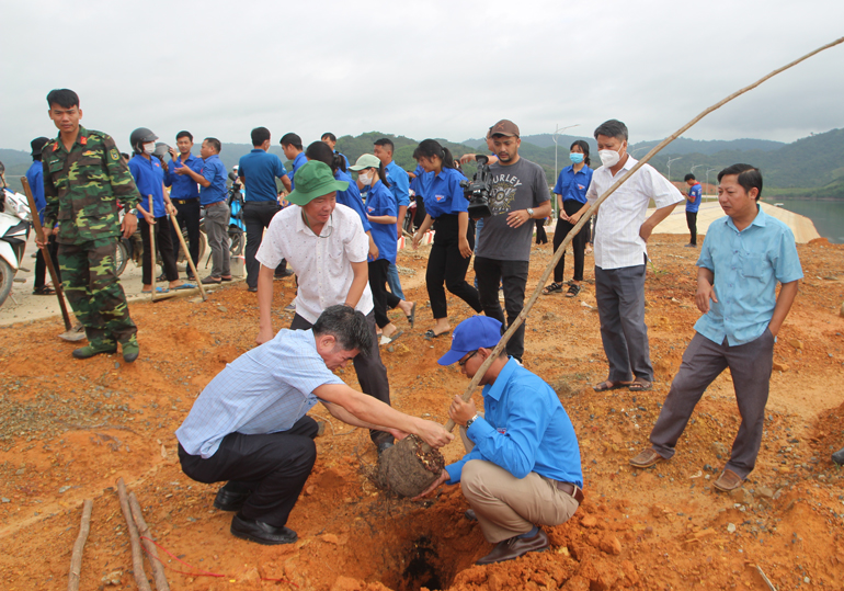 Đoàn viên, thanh niên tích cực tham gia trồng cây tại khu vực hồ thủy lợi Đạ Sị