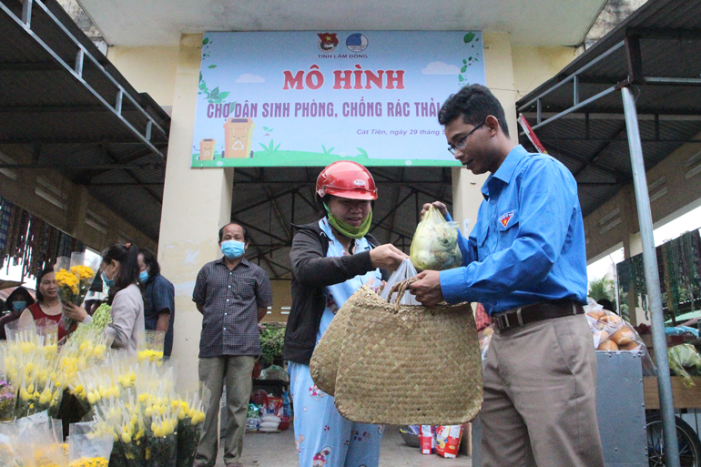 Tỉnh Đoàn Lâm Đồng tặng giỏ đi chợ cho bà con địa phương