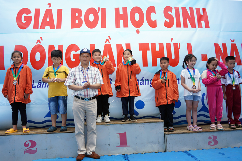 Phó trưởng Ban tổ chức giải Nguyễn Quốc Túy trao huy chương cho các vận động viên