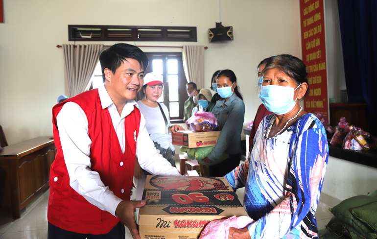 Hội Chữ thập đỏ TP Bảo Lộc trao tặng quà cho người khó khăn huyện Đạ Huoai