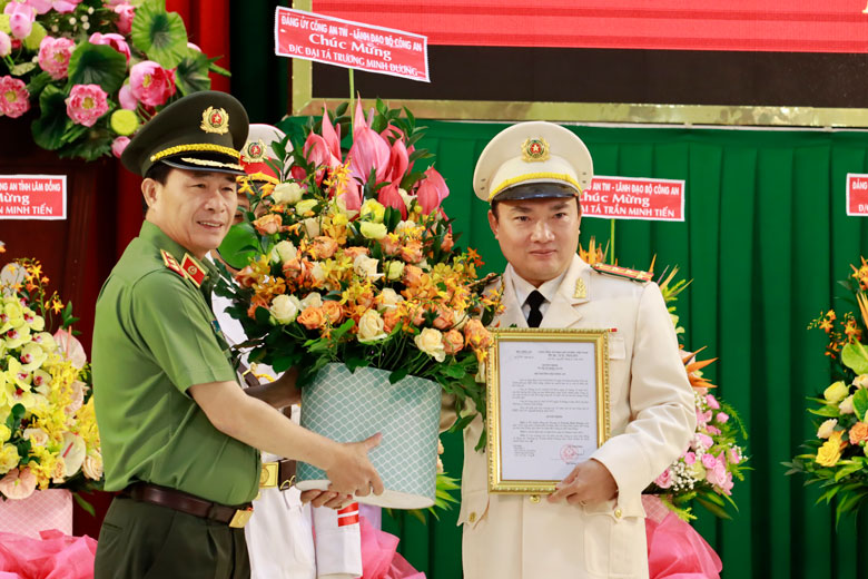 Trung tướng Lê Quốc Hùng –Thứ trưởng Bộ Công an trao quyết định bổ nhiệm giữ chức Giám đốc Công an tỉnh Lâm Đồng cho Đại tá Trương Minh Đương