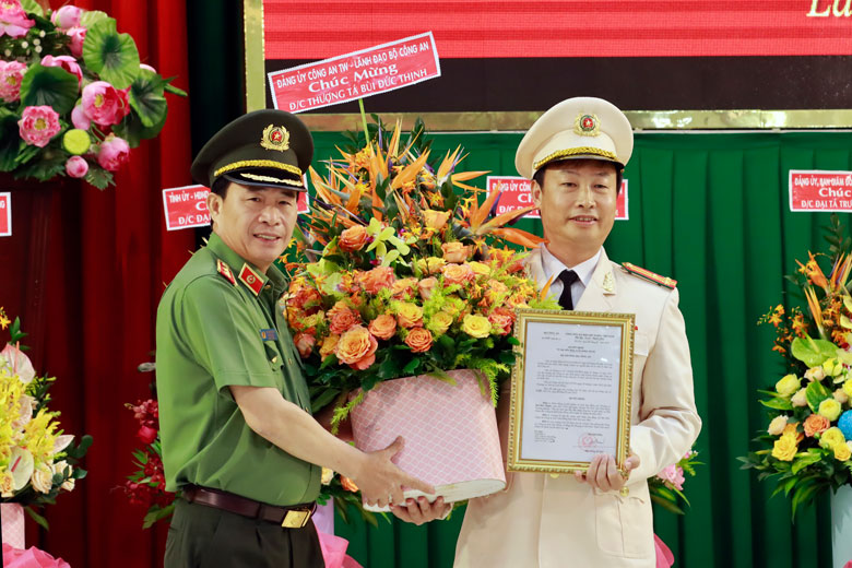 Trung tướng Lê Quốc Hùng – Thứ trưởng Bộ Công an trao quyết định điều động, bổ nhiệm Thượng tá Bùi Đức Thịnh - Trưởng phòng, Thư ký Thứ trưởng làm Phó Giám đốc Công an tỉnh Lâm Đồng