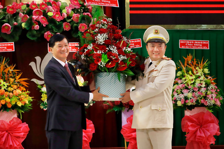 Bí thư Tỉnh ủy Lâm Đồng Trần Đức Quận tặng hoa chúc mừng 