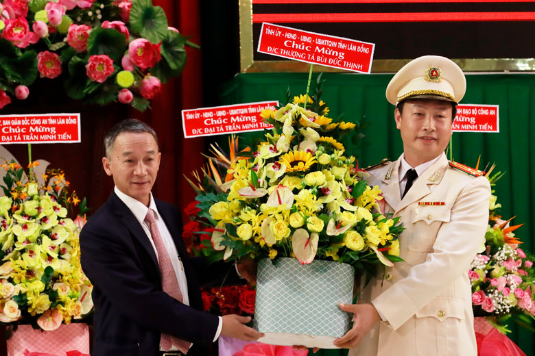Chủ tịch UBND tỉnh Lâm Đồng Trần Văn Hiệp tặng hoa chúc mừng