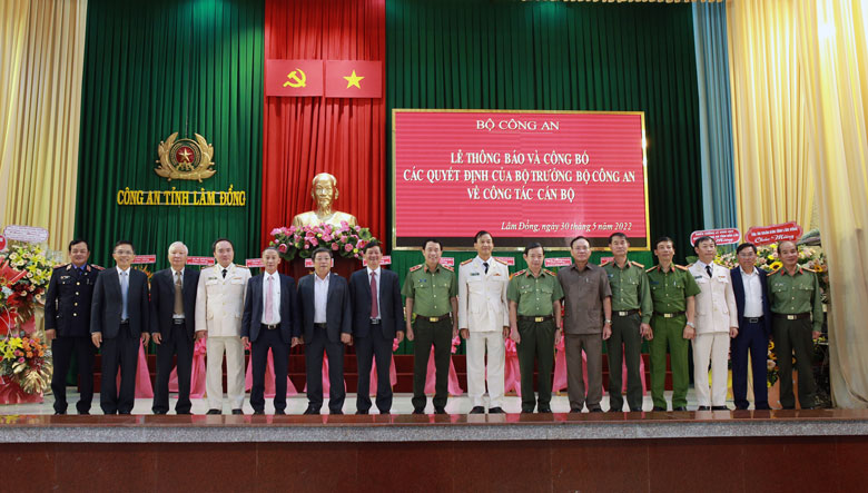 Lãnh đạo Bộ Công an và tỉnh Lâm Đồng chụp hình lưu niệm cùng các đồng chí được điều động, bổ nhiệm nhận nhiệm vụ mới