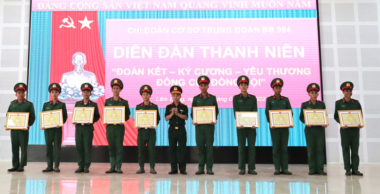 Chỉ huy Trung đoàn Bộ binh 994 tặng giấy khen cho các chiến sĩ đạt thành tích cao trong công tác huấn luyện chiến sĩ mới năm 2022