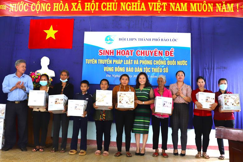 Hội Liên hiệp Phụ nữ TP Bảo Lộc trao tặng nối cơm điện cho hội viên phụ nữ đồng bào dân tộc thiểu số khó khăn thôn Đạ Nghịch