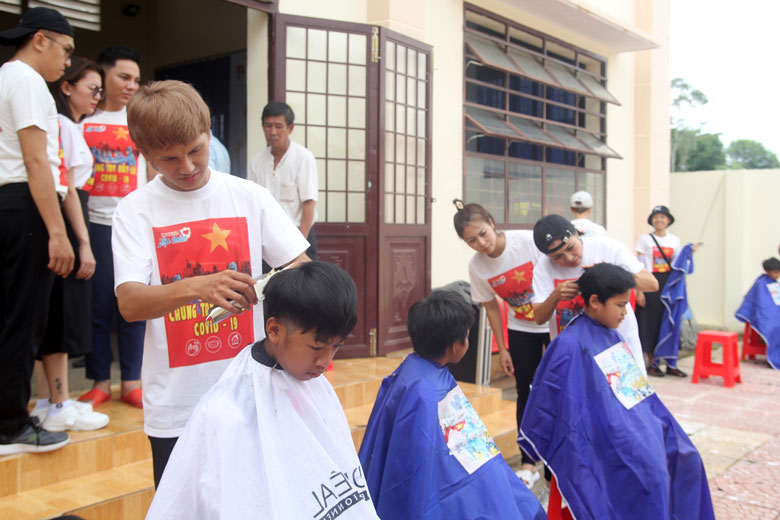 Cắt tóc miễn phí cho các em học sinh trường THCS Phổ thông Dân tộc nội trú huyện Di Linh