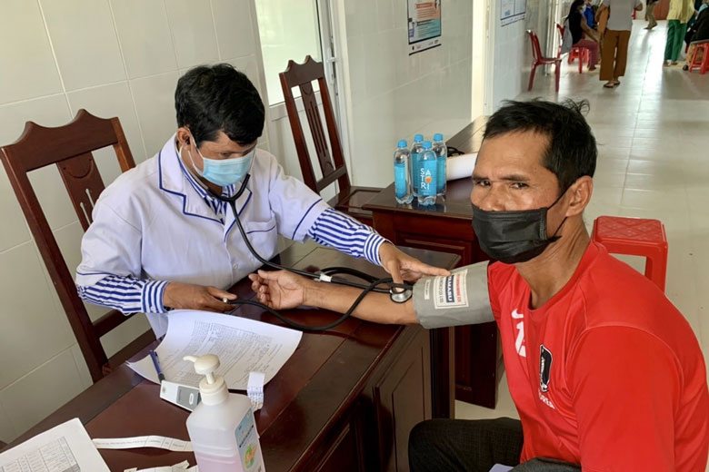 Bác sĩ khám theo dõi huyết áp cho bệnh nhân tại Đam Rông