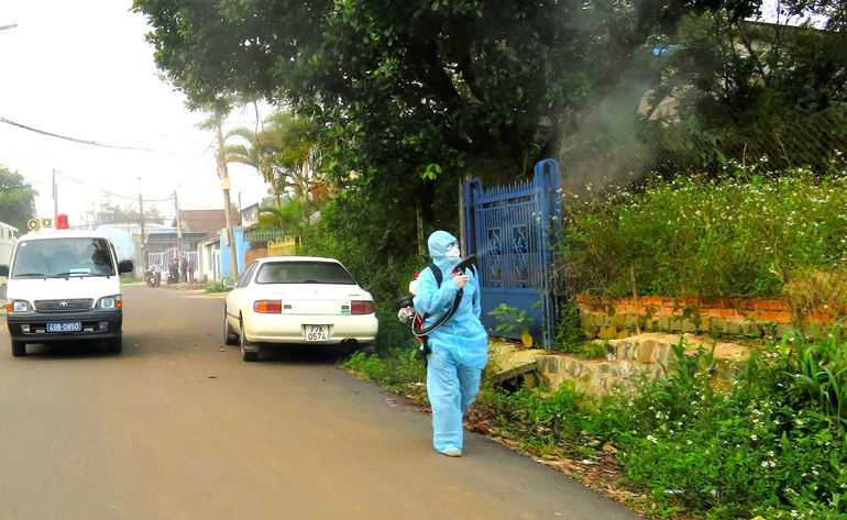 Nhân viên y tế TP Bảo Lộc phun hóa chất xử lý các ổ dịch sốt xuất huyết trên địa bàn
