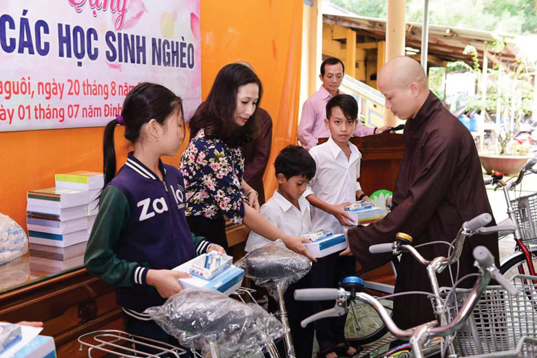 Tặng xe đạp và đồ dùng học tập cho học sinh học giỏi có hoàn cảnh khó khăn tại huyện Đạ Huoai