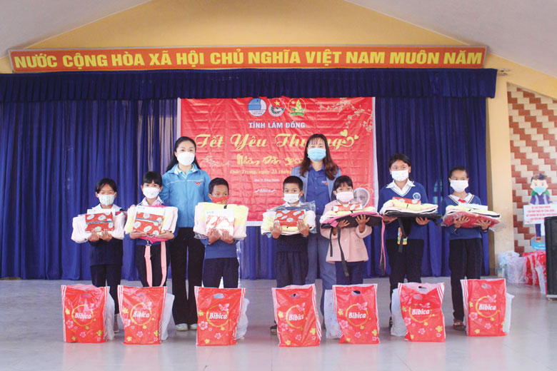 Trao quà tết cho các em có hoàn cảnh khó khăn tại xã Hiệp An, huyện Đức Trọng