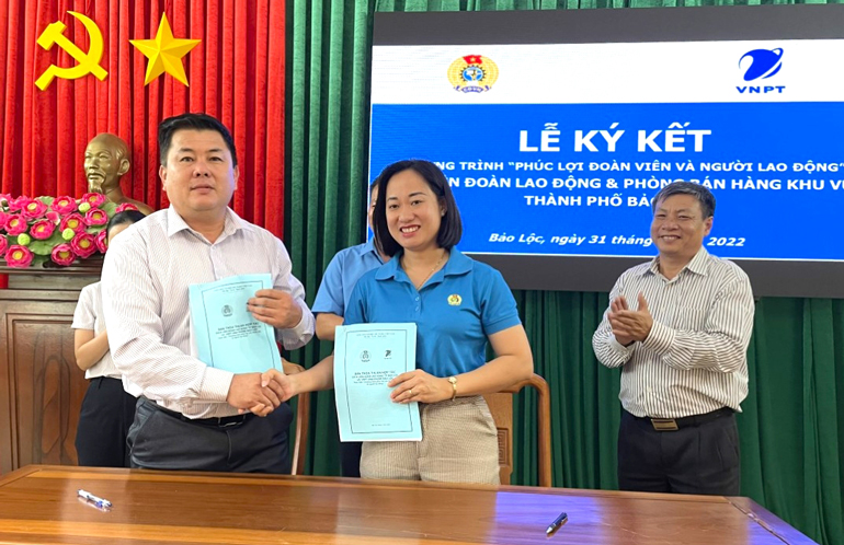 Liên đoàn Lao động TP Bảo Lộc và VinaPhone Bảo Lộc ký kết hợp tác Chương trình phúc lợi cho người lao động