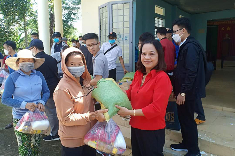 Trao quà cho các hộ khó khăn tại thôn Tố Lan, xã An Nhơn