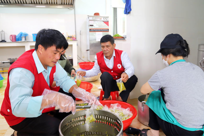Hằng ngày luôn có từ 3 - 4 tình nguyện viên Chữ thập đỏ phụ giúp tại Bếp ăn tình thương