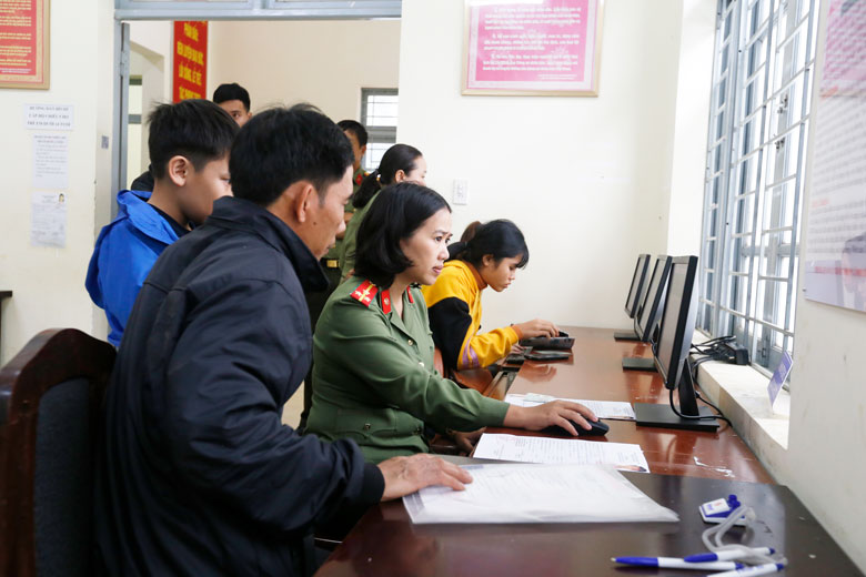 Người dân làm thủ tục cấp hộ chiếu tại Phòng Quản lý xuất nhập cảnh Công an Lâm Đồng