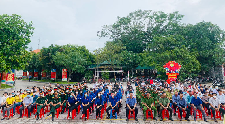 Quang cảnh buổi lễ ra quân hưởng ứng Ngày Môi trường thế giới tại huyện Đạ Tẻh 