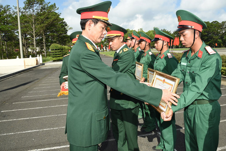 Ban giám đốc Học viện Lục quân trao giấy khen cho các chiến sĩ mới có thành tích huấn luyện xuất sắc