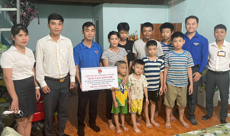 Đại diện Đoàn Khối doanh nghiệp và các đơn vị trao kinh phí hỗ trợ gia đình chị Trần Thị Xuân Hồng