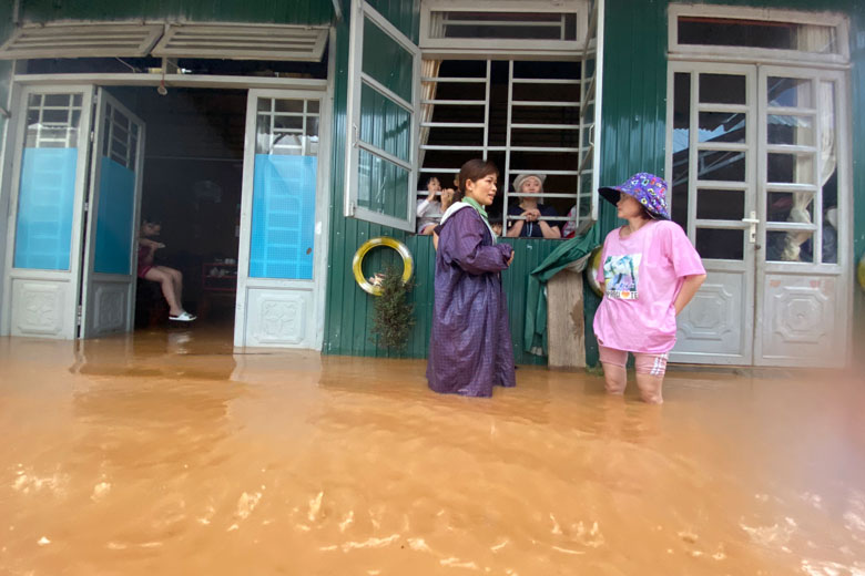 Đà Lạt: Nhiều nhà dân ven suối Mê Linh ngập nặng trong trận mưa lớn chiều 1/6