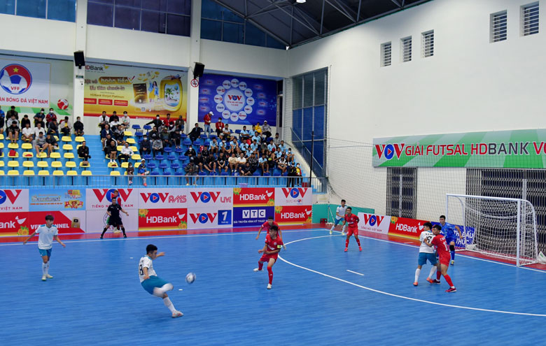Trận đấu giữa 2 đội Cao Bằng (áo trắng) và Hưng Gia Khang Đắk Lắk (áo đỏ)