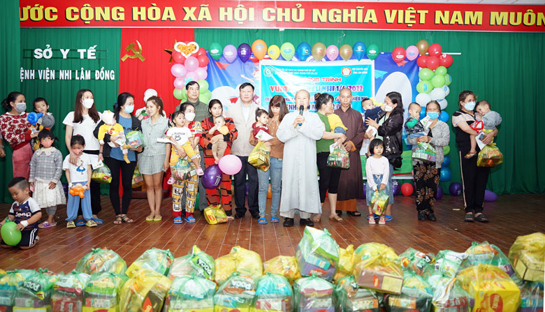 Đoàn trao quà cho các bệnh nhân trẻ em tại Bệnh viện Nhi Lâm Đồng