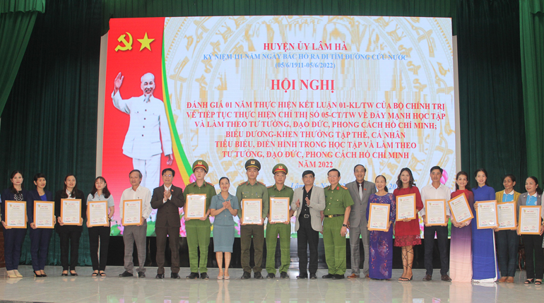 Trao thư khen của Bí thư Huyện ủy Lâm Hà cho các cá nhân điển hình tiêu biểu trong học tập và làm theo tư tưởng, đạo đức, phong cách Hồ Chí Minh