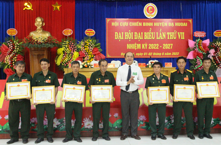 Đồng chí Nguyễn Linh Hoạt – Phó Chủ tịch UBND huyện Đạ Huoai tặng giấy khen cho các tập thể