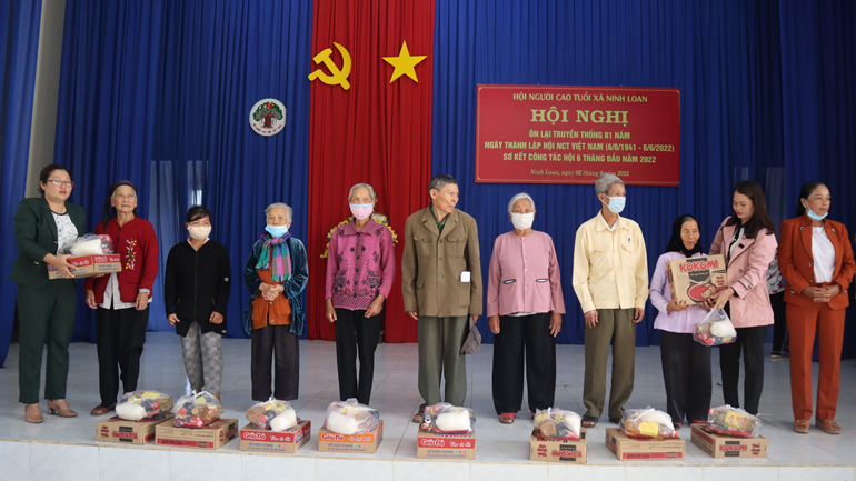 Trao quà cho hộ nghèo, cận nghèo và người cao tuổi trên địa bàn xã Ninh Loan
