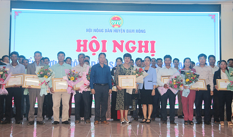 Đại diện lãnh đạo HND tỉnh và huyện Đam Rông biểu dương trên 50 tập thể, cá nhân đã có thành tích xuất sắc trong phong trào thi đua nông dân sản xuất, kinh doanh giỏi