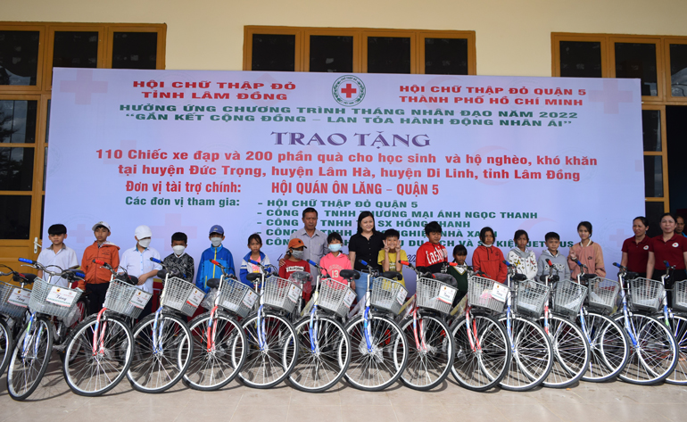 Trao xe đạp cho học sinh và quà cho hộ nghèo