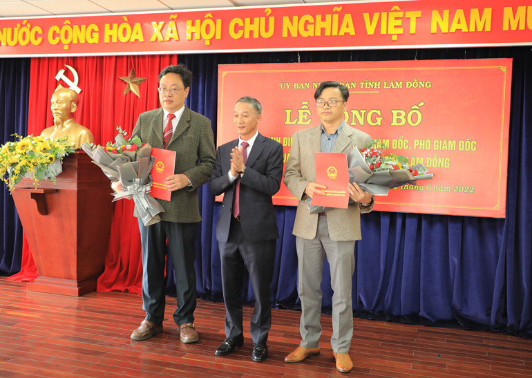 Chủ tịch UBND tỉnh trao quyết định bổ nhiệm cho ông Nguyễn Thanh Chương và ông Trần Văn Hiệp