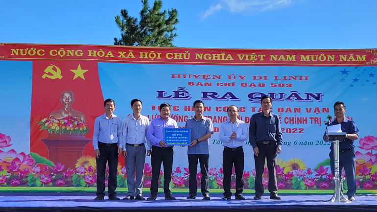 Lãnh đạo huyện Di Linh trao biểu trưng hỗ trợ kinh phí xây dựng nhà đại đoàn kết trên địa bàn xã Tân Lâm