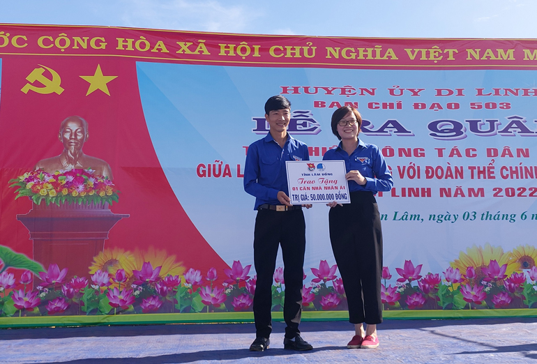 Huyện Đoàn Di Linh trao tiền hỗ trợ xây dựng 1 căn nhà tình thương