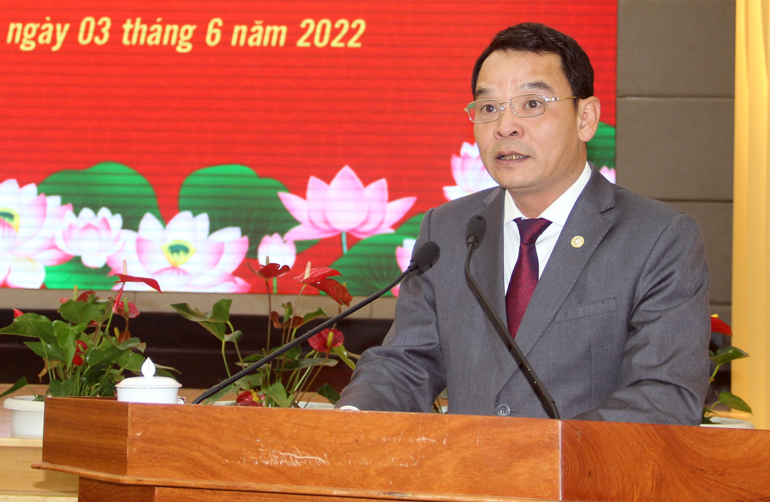 Phó Bí thư Đảng ủy Khối Các cơ quan tỉnh Lâm Đồng Lương Văn Mừng phát biểu đề dẫn buổi tọa đàm