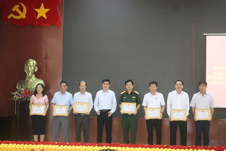 Lãnh đạo huyện Cát Tiên tặng giấy khen cho các tập thể và cá nhân điển hình